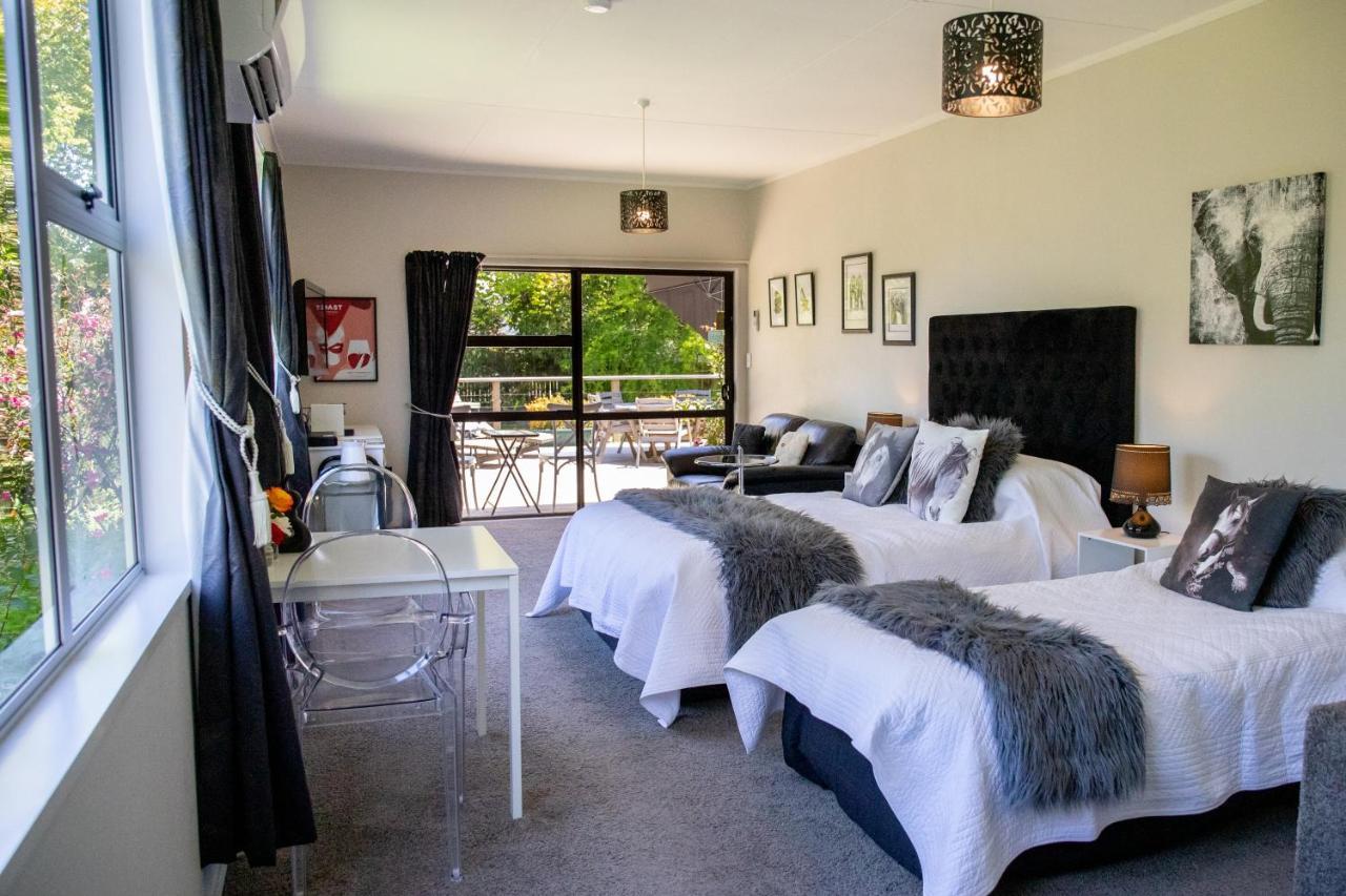 Swan House Bed and Breakfast Martinborough Buitenkant foto
