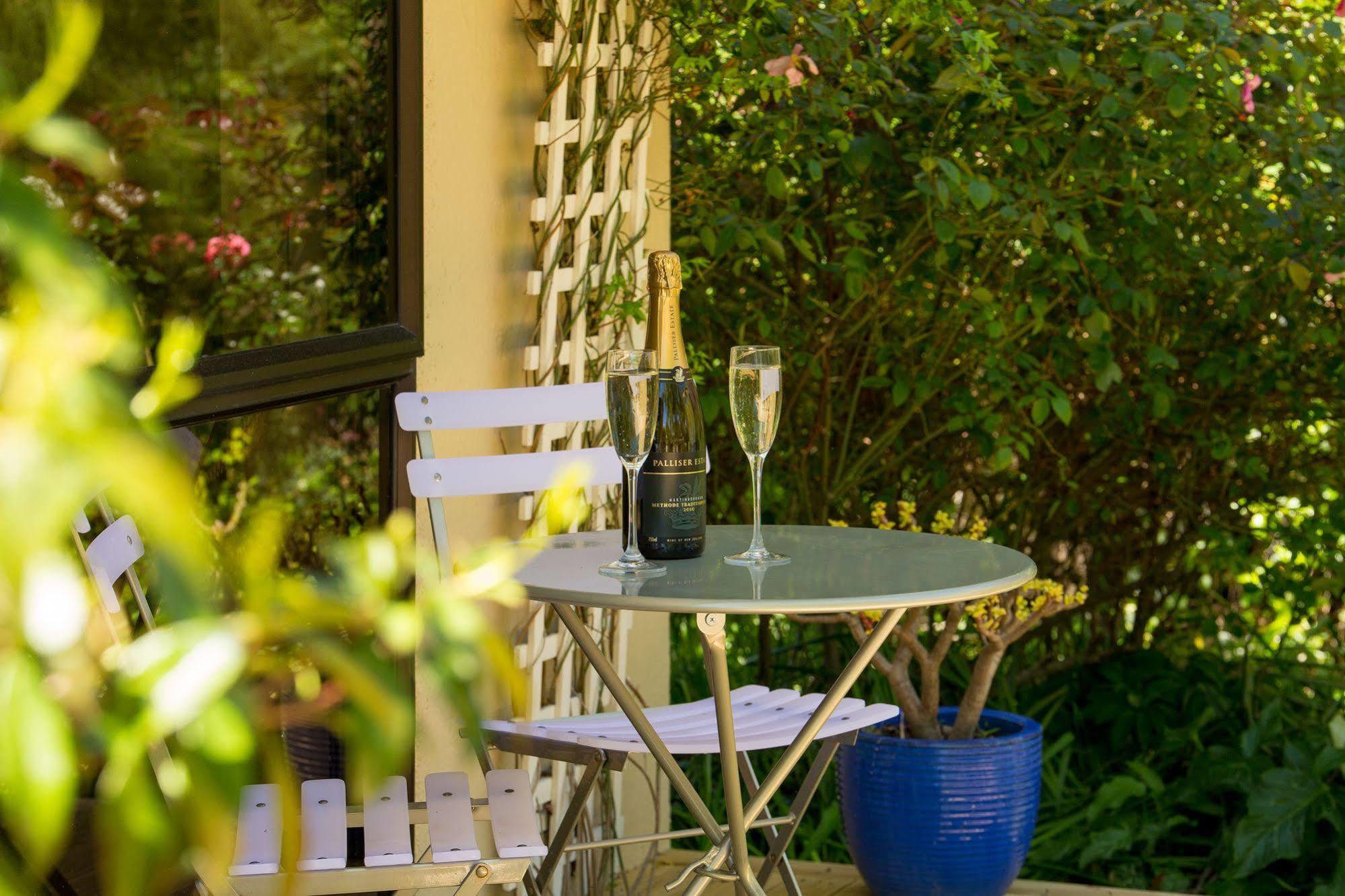 Swan House Bed and Breakfast Martinborough Buitenkant foto