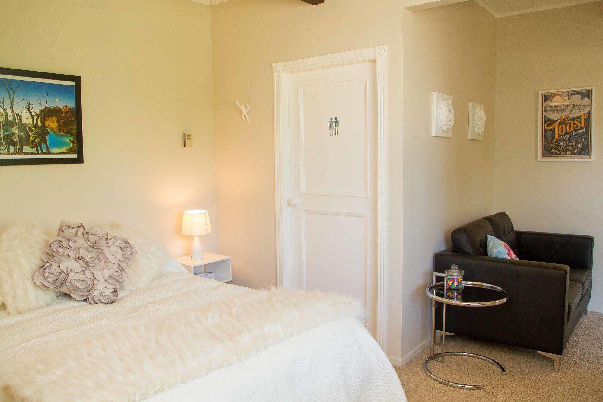 Swan House Bed and Breakfast Martinborough Buitenkant foto